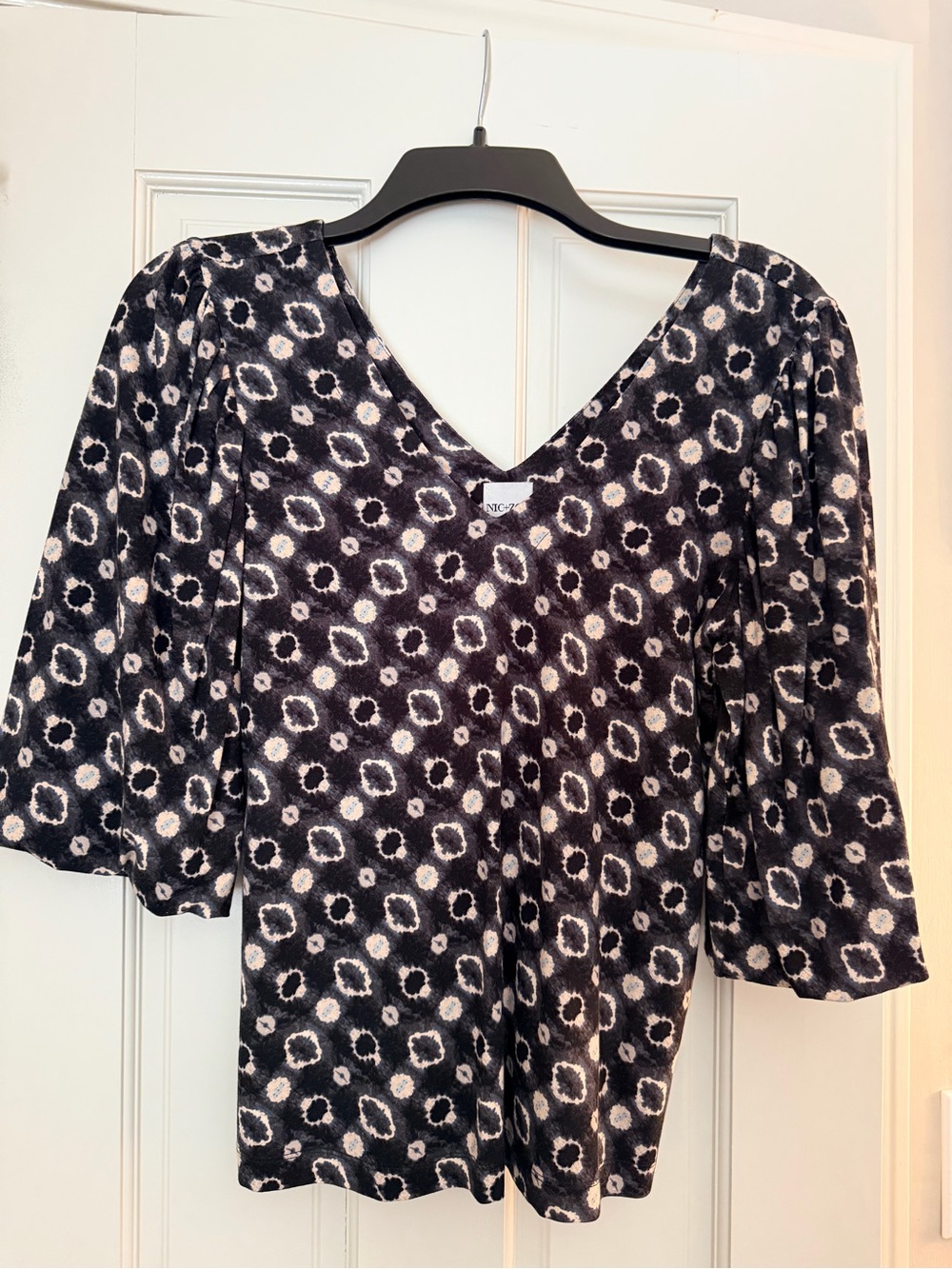 Nic & Zoe Black & White Printed V-Neck Puff Sleeve Top